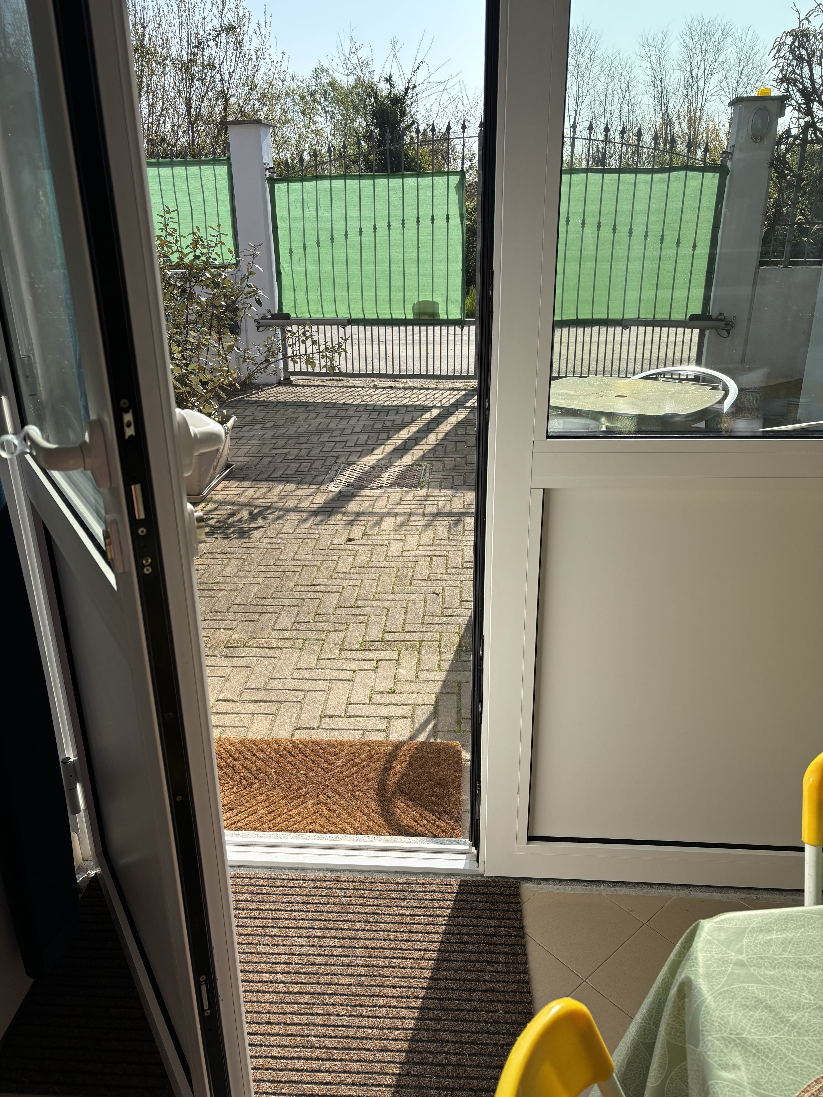 Portafinestra di The Green Space che affaccia sul cortile privato