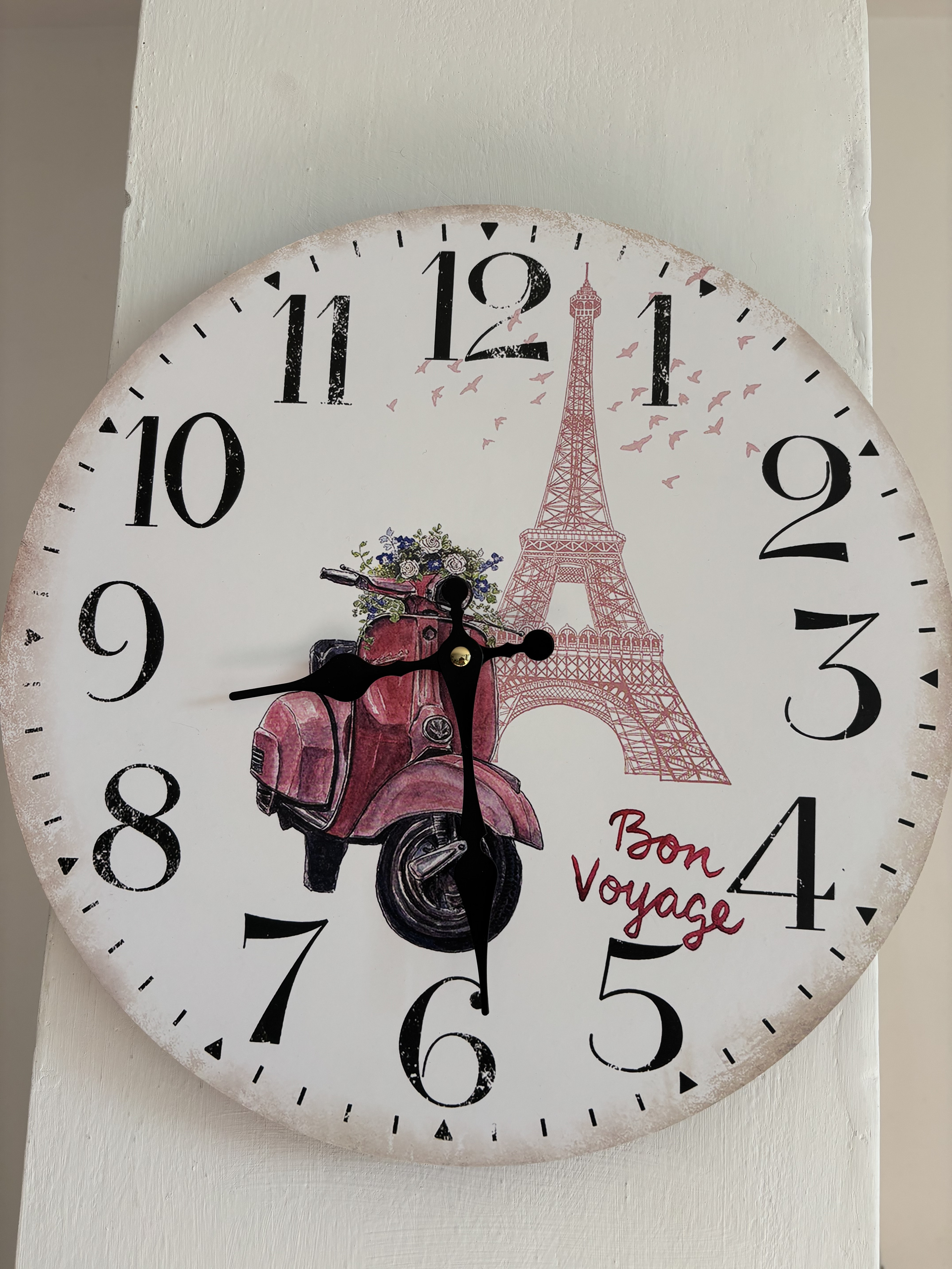 Orologio decorativo 'Bon Voyage' appeso alla parete di The Green Space